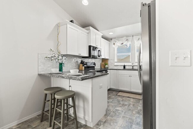 Building Photo - 216 Cliff Swallow Ave