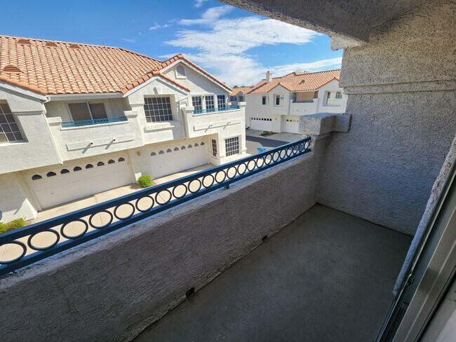 Building Photo - 5201 S Torrey Pines Dr