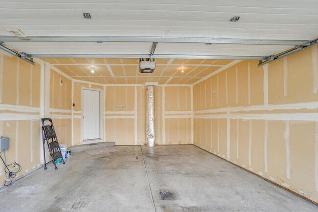 Building Photo - THREE BEDROOM TOWNHOME WITH GARAGE ACROSS FROM SHOPPING AND DINING