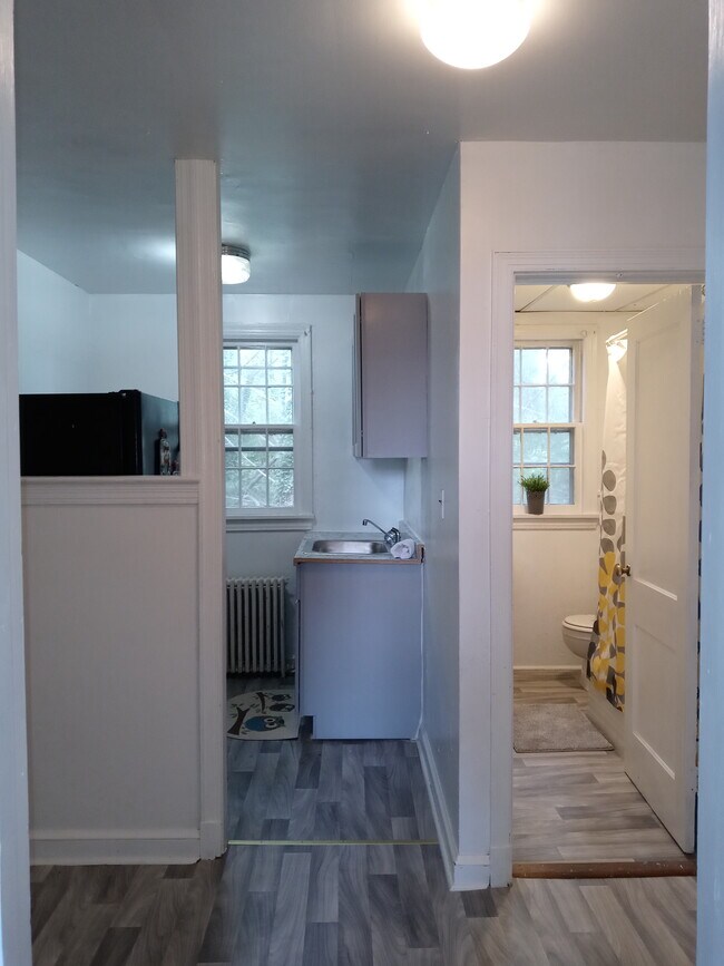 Building Photo - 715 Main St