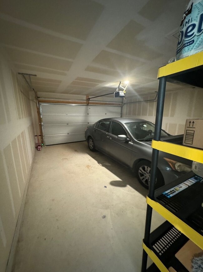 Building Photo - Ready For Move In- New One Story 3/2 - Mod...