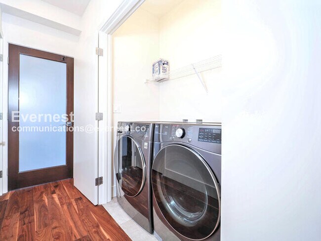 Building Photo - 2618 Eastlake Ave E