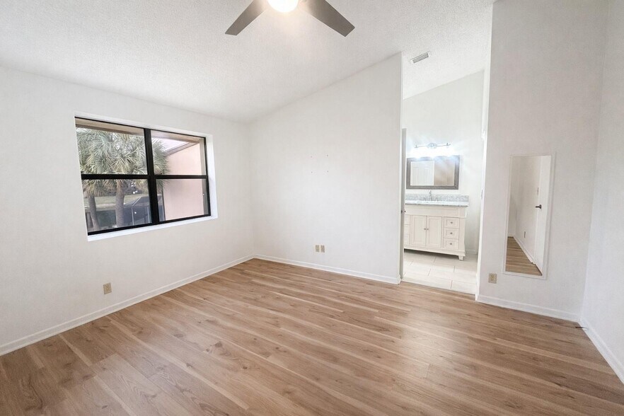 Building Photo - 3950 Cocoplum Cir