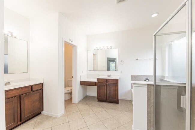 Building Photo - 25951 Ravenside Dr