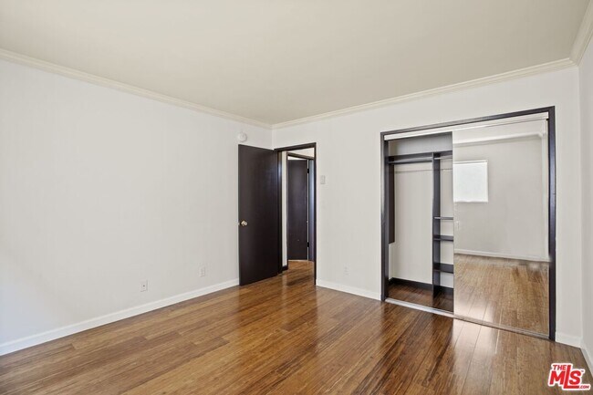 Building Photo - 1033 6th St