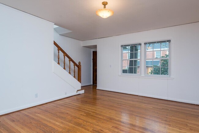 Building Photo - Vintage 2 Bedroom Townhouse