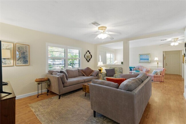 Building Photo - 7860 Holiday Dr