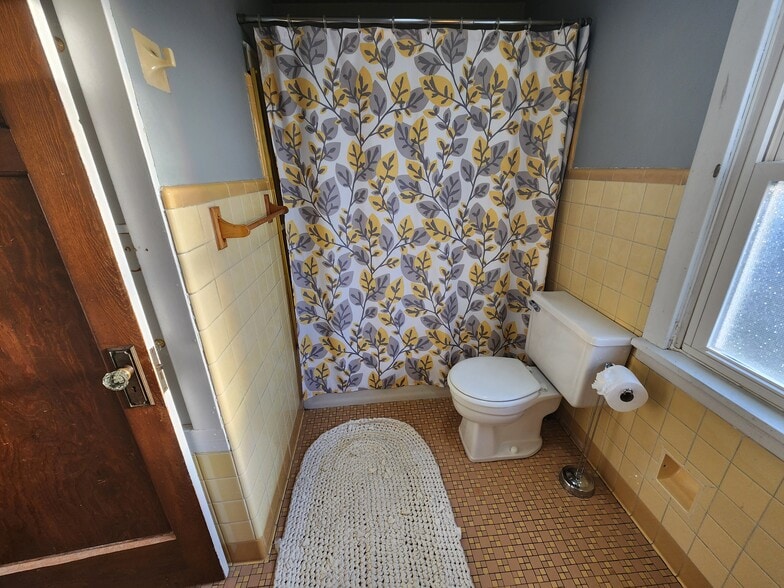 2nd Floor Bathroom - 134 W Lincoln St