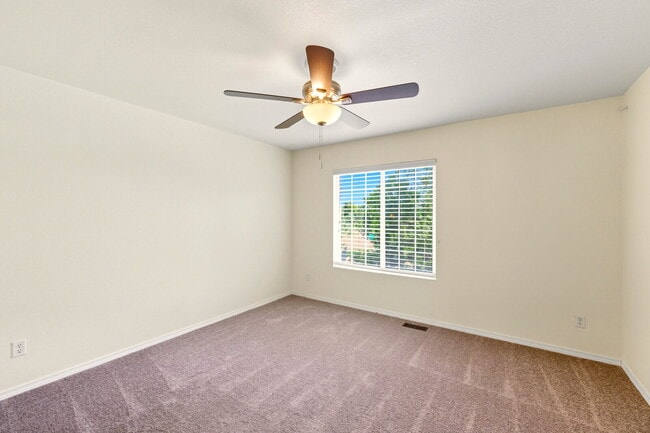 Building Photo - 3 Bed 2.5 Bath Home in Green Valley Ranch!