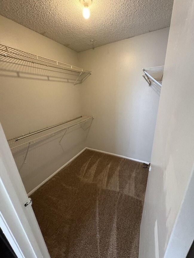 Building Photo - Large 2-bedroom 2-bath Condo