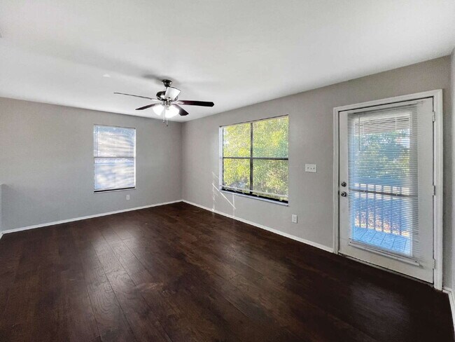 Building Photo - Cozy Inside, Spacious Outside: Fort Myers 2 Bed / 1 Bath + Giant Lawn + W/D Hookups — Pets Accepted