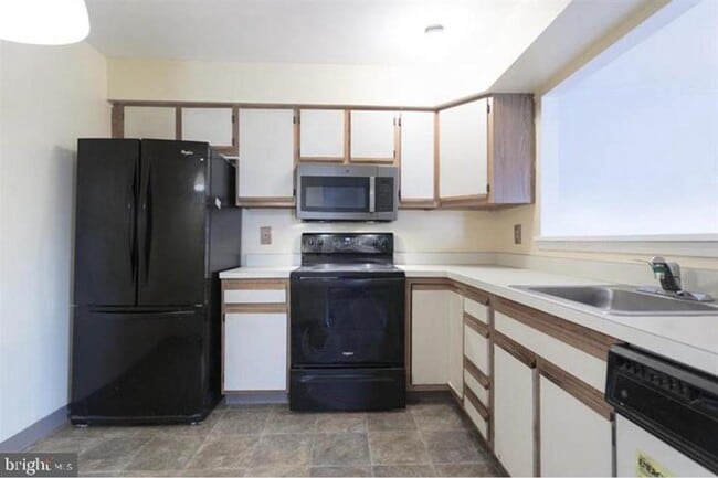 Building Photo - Crestwood 2 bed Condo Available Aug 1