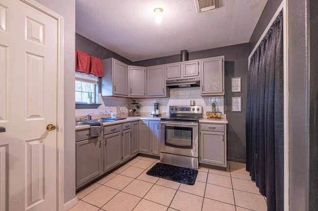 Building Photo - 305 N Ennis St