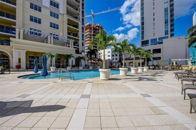 Building Photo - 300 Beach Dr NE