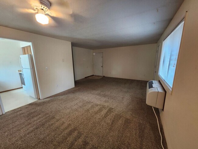 Building Photo - 2 Bed/1 Bath Apartment in NE Bend - Wichita Way