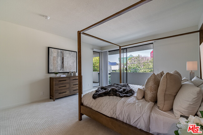 Building Photo - 723 Westmount Dr