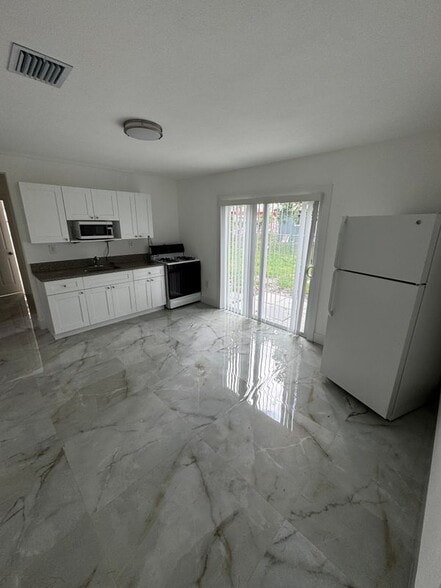 Building Photo - 2040 NW 185th Ter