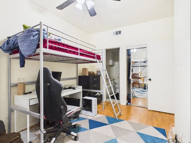 Building Photo - 806 W 24th St