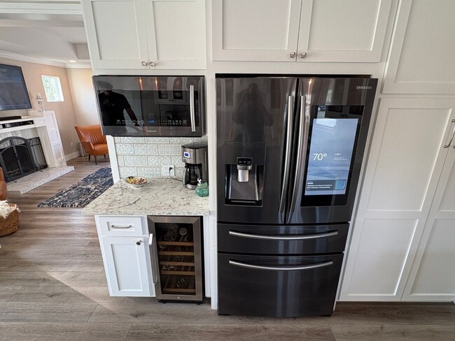 Building Photo - Remodeled Craftsman style 3 bedroom, 3 bathroom home - this is NOT your typical rental - Must See!!