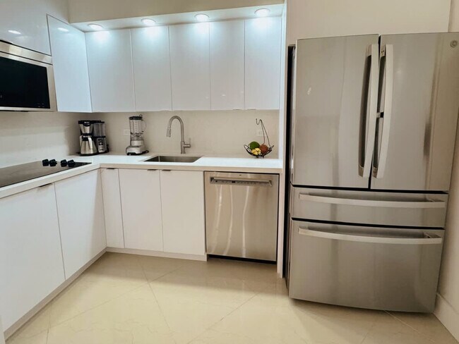 Building Photo - 999 Brickell Bay Dr