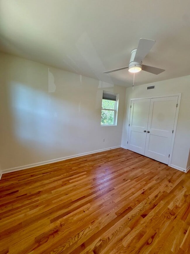 Building Photo - Newly Renovated Three Bedrooms Condo in South Windermere