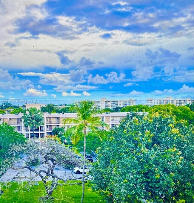 Building Photo - 2801 N Palm Aire Dr