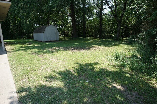 Building Photo - Nice 3 bed 1.5 Bath house, total electric
