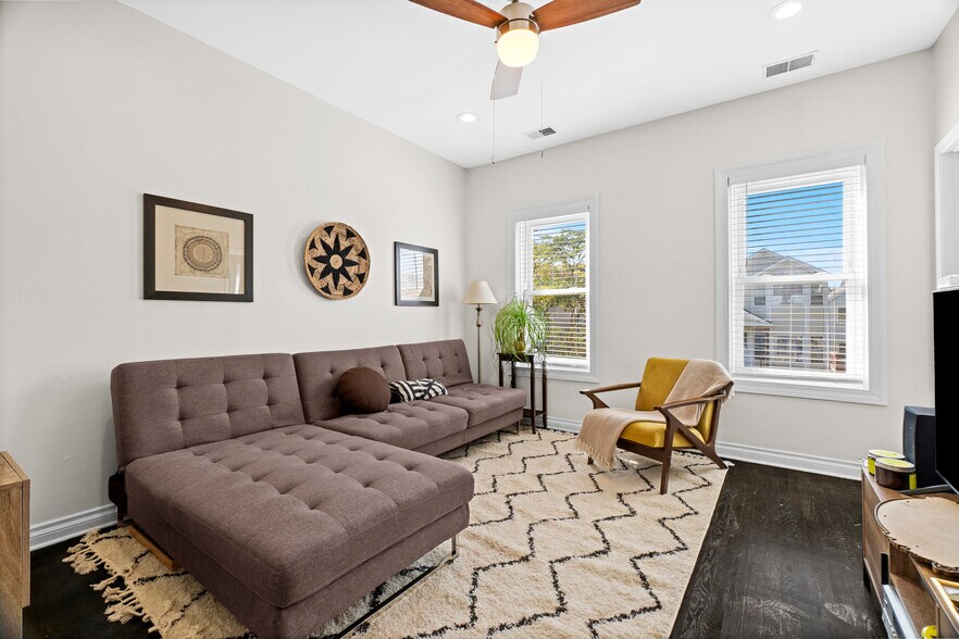 Building Photo - 2338 W 18th Pl