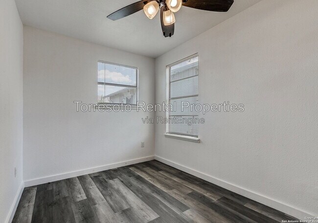 Building Photo - 611 Rochambeau St