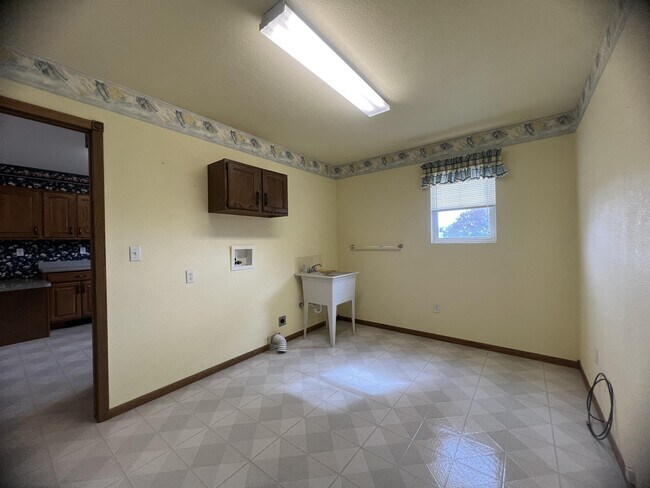 Building Photo - 312 E Main St