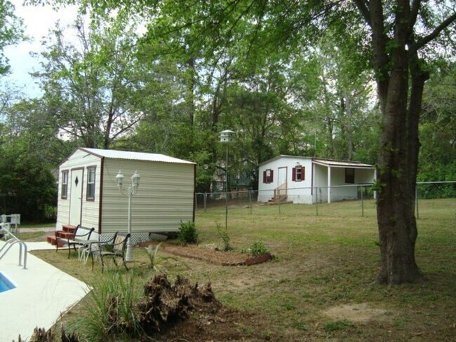 Building Photo - 3 bedroom/2 bathroom home with pool available to Rent February 1st!