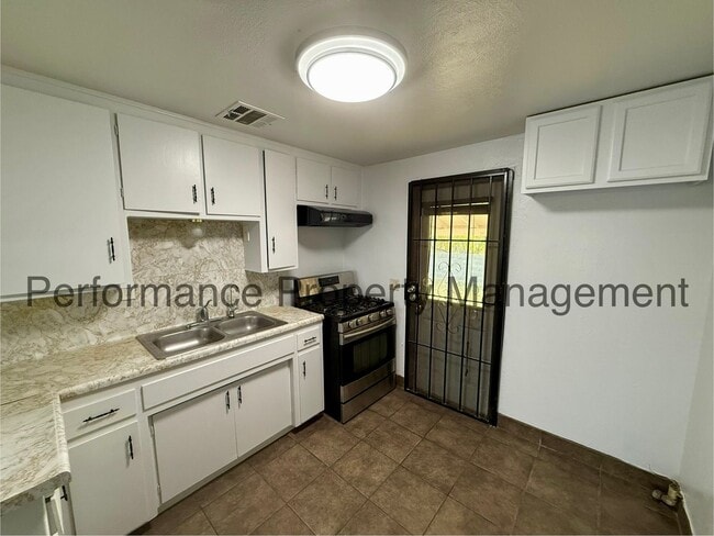 Building Photo - Cute 2 Bed/1 Bath in Lamont w/ RBP/Pest Co...