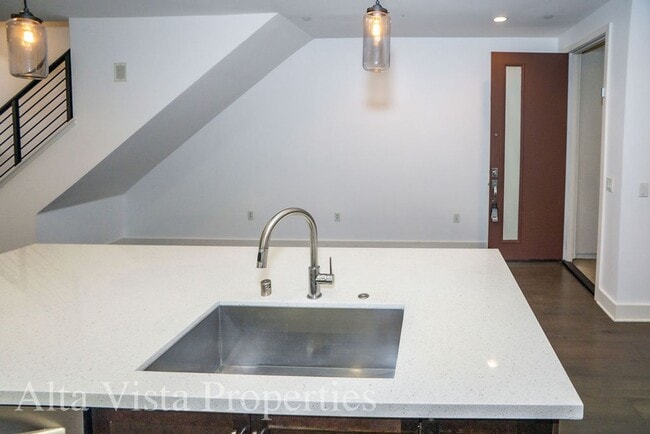 Building Photo - Beautiful Townhome centrally located in Mi...
