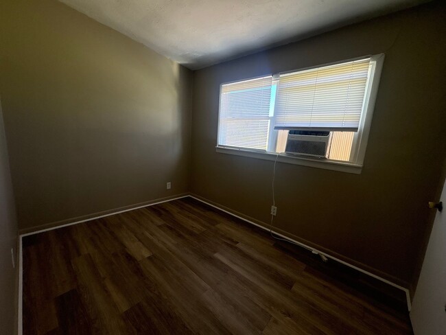 Building Photo - Myers400
