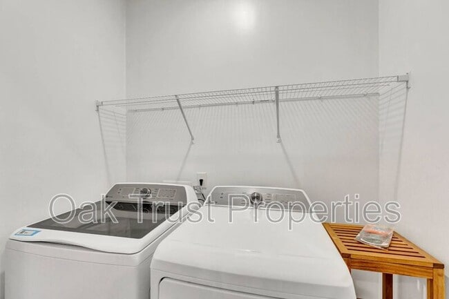 Building Photo - 236 Somerset Acrs Dr