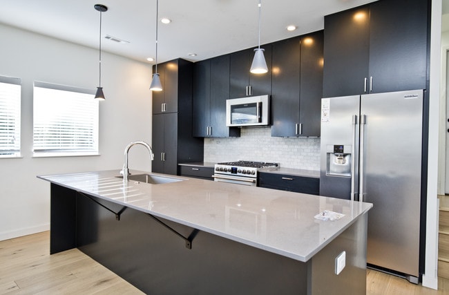 Building Photo - 716 W Stone St