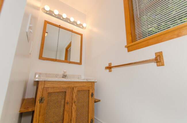 Building Photo - 3 bedroom, 2 bath home located in Green Ac...