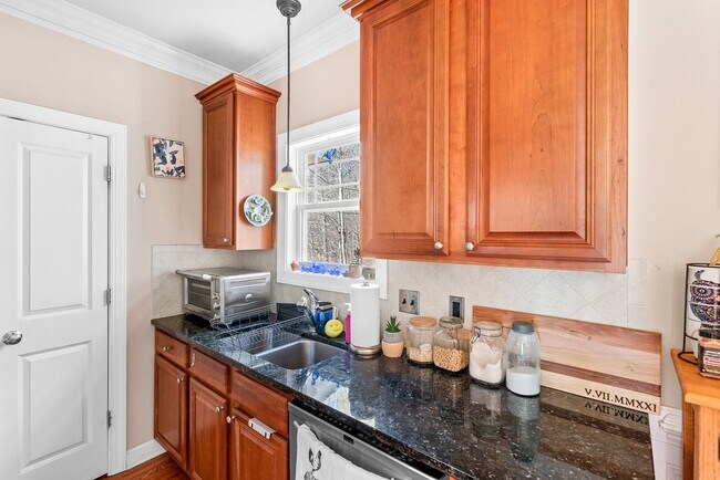 Building Photo - Beautiful 2 bedroom 2.5 bath Townhome in Carrboro