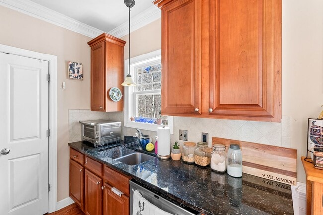 Building Photo - Beautiful 2 bedroom 2.5 bath Townhome w/Garage