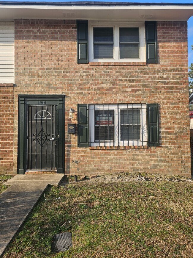 Building Photo - Updated 2BR Townhome Near S Beltline — Convenient Columbia Living