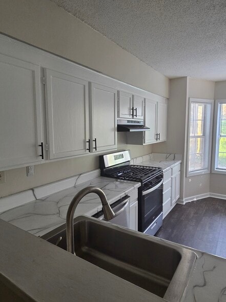 Building Photo - 6043 Green Forest Dr