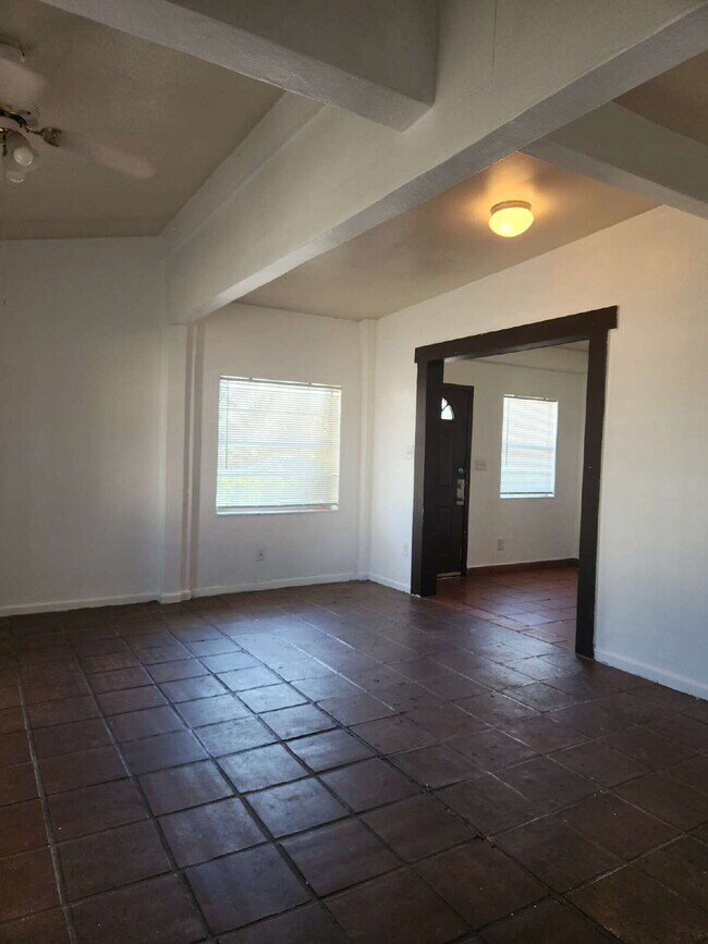 Building Photo - Available 2 bed 1 bath with large private ...