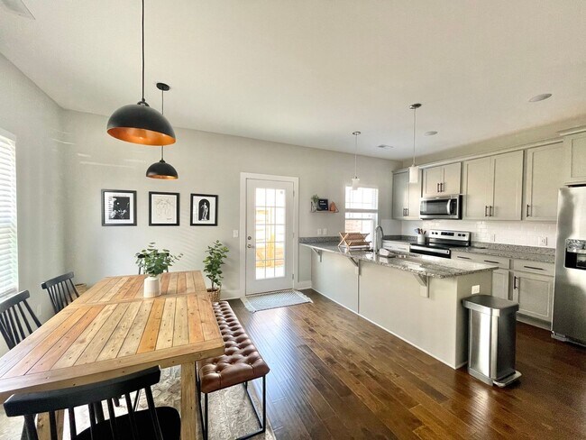 Building Photo - FURNISHED (or not) Like New 2020 Build Old...