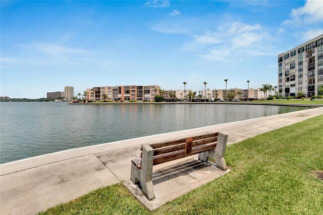 Building Photo - 7700 Sun Island Dr S