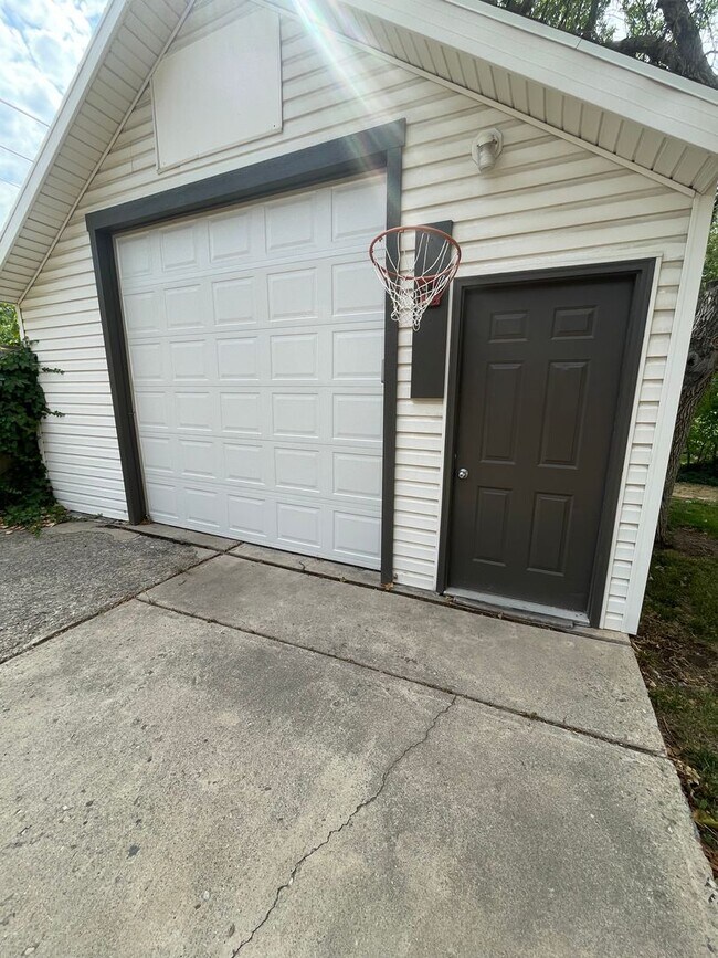 Building Photo - Spacious 5 Bedroom House in Salt Lake