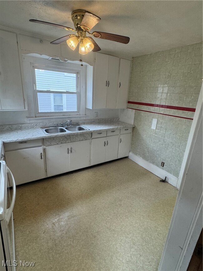 Building Photo - 1029 W 10th St