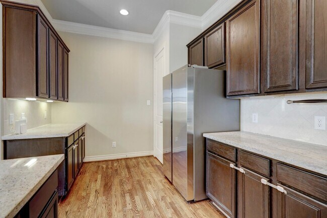 Building Photo - 8906 Lakeshore Bend Dr