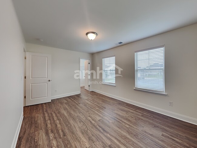 Building Photo - 2015 Bennett Dr