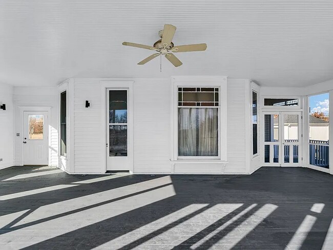 Building Photo - Classic Farmhouse Charm Meets Modern Comfort – 5 Bedroom Home in DeLand