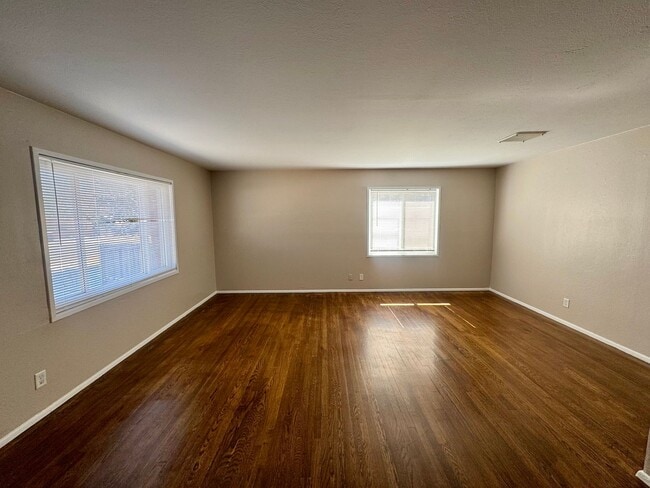 Building Photo - Updated 3 bedroom Centrally Located